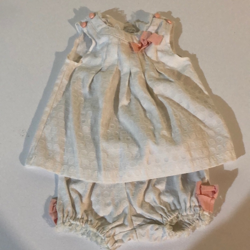 Heirlooms white textured outfit size 3-6m